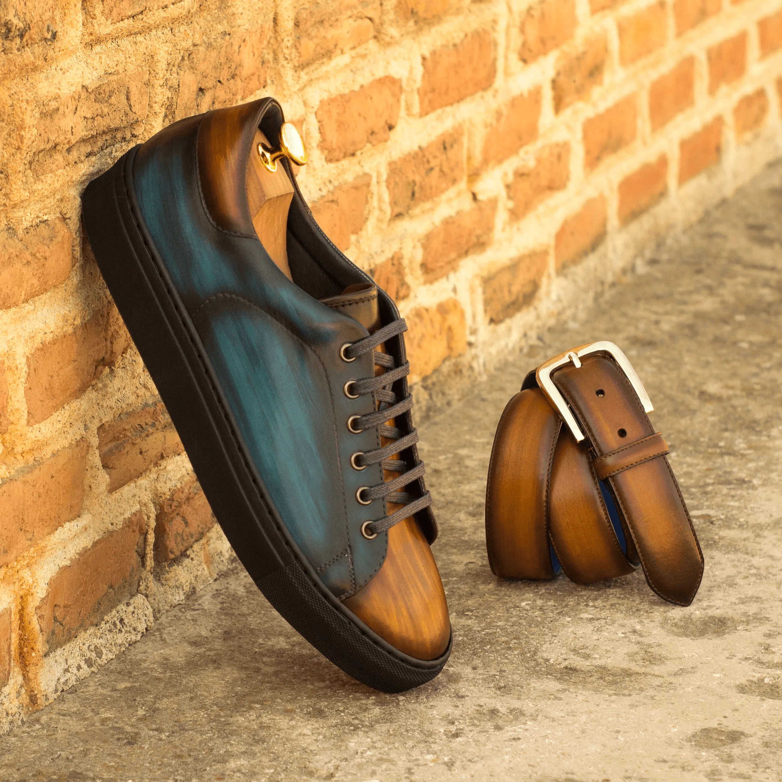 Azat trainer patina sneaker II with two-toned leather and matching belt