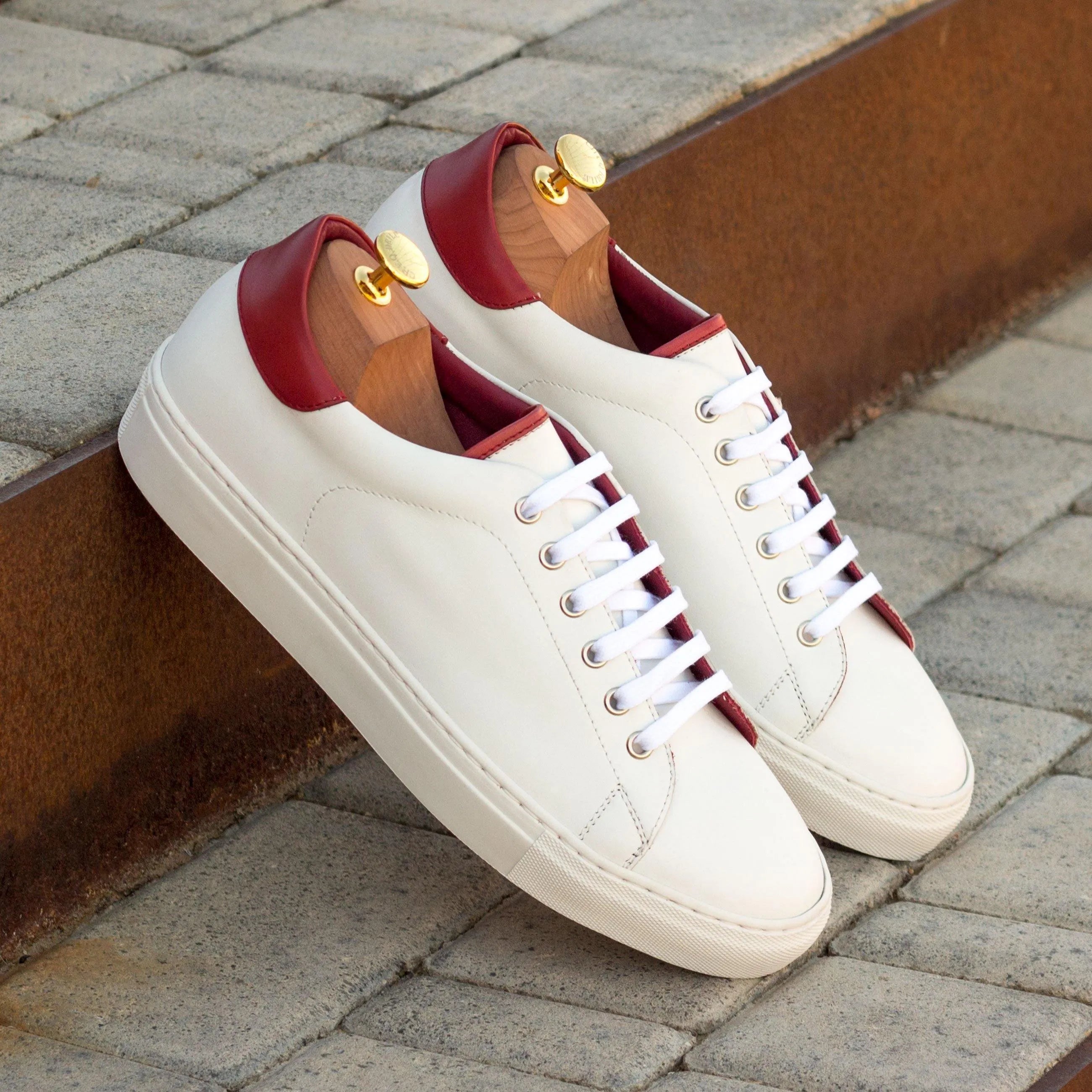 White Fridays Trainer Sneakers II with red accents on leather