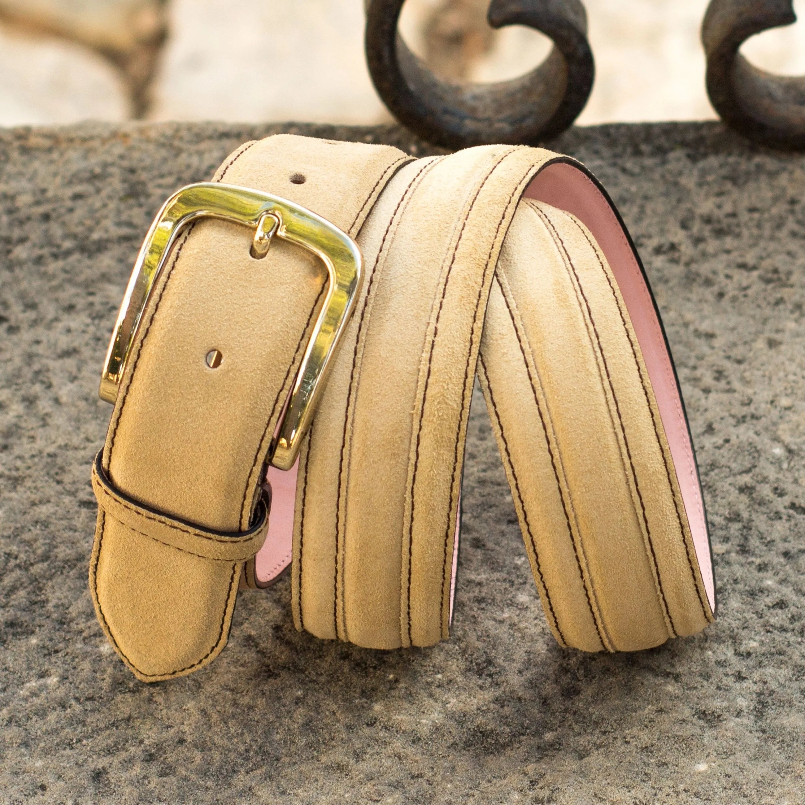 Hinto Venice belt in tan suede with gold buckle