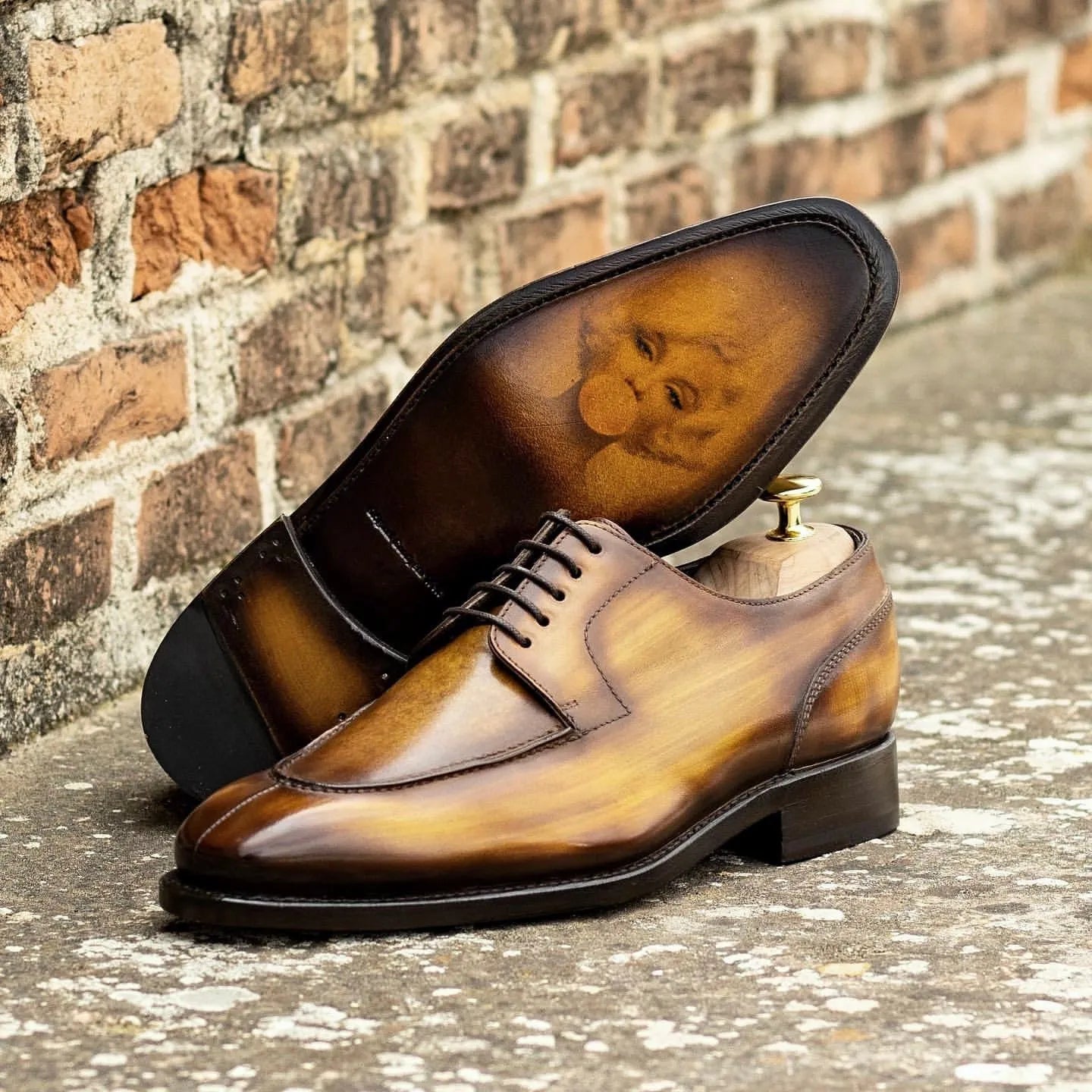 Rubis derby split toe patina shoes in brown leather