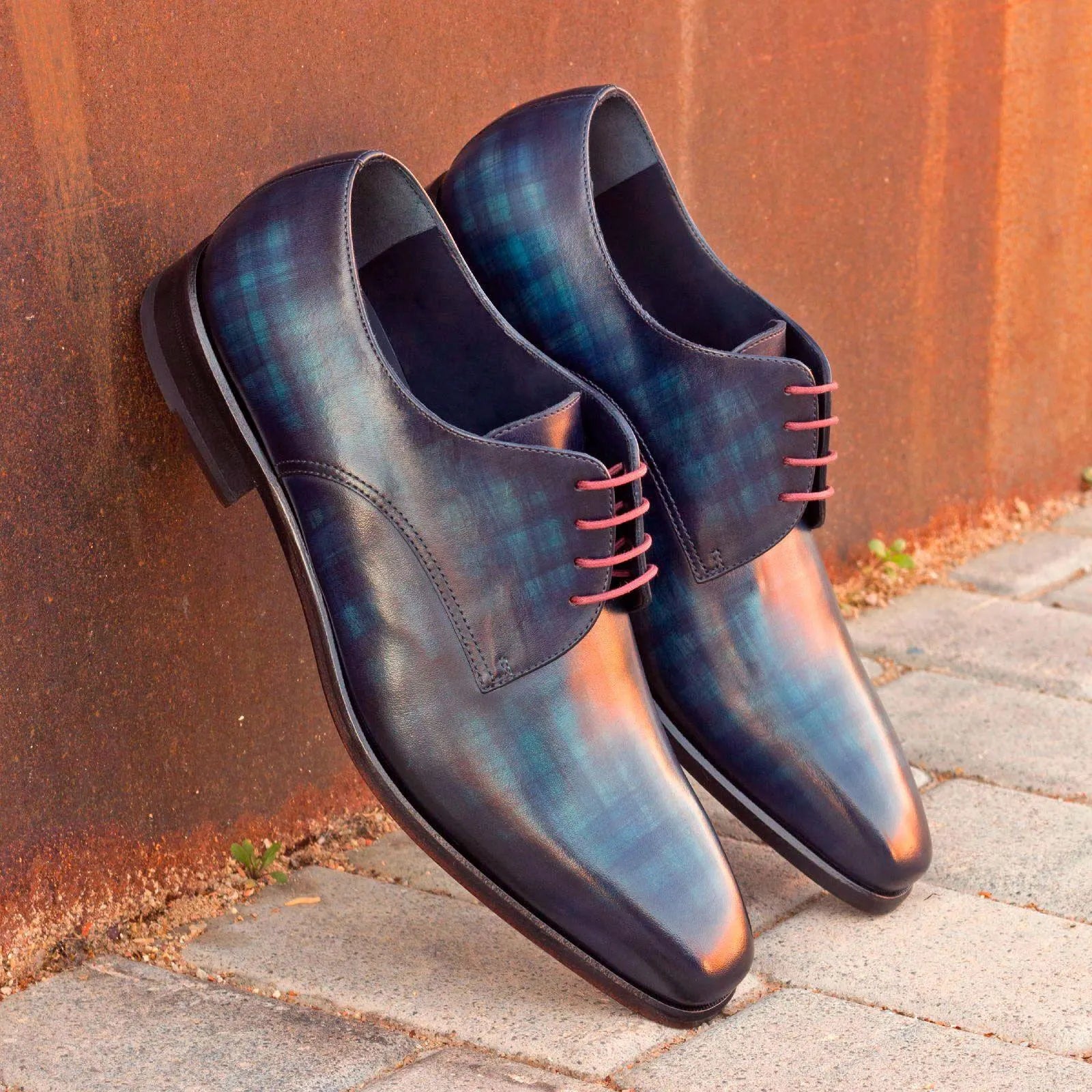 Cruz patina derby shoes: pair of blue leather with pink laces