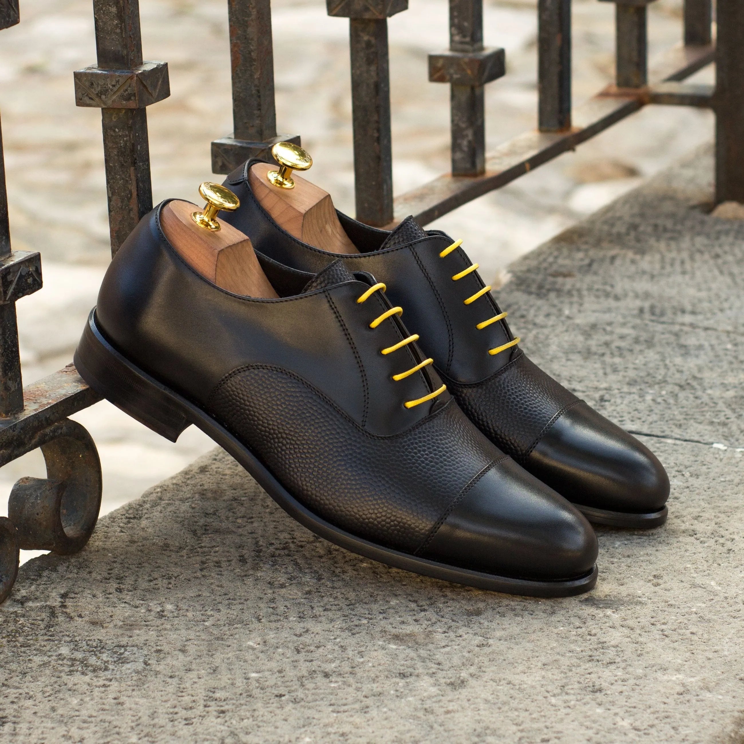 Honon Oxford shoes: black leather dress shoes with yellow laces