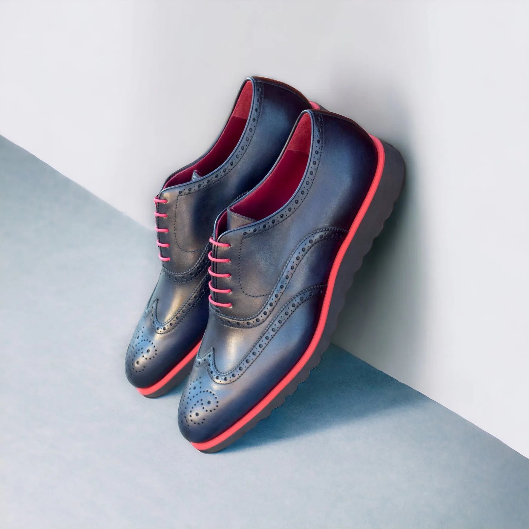 Taycan Full Brogue Shoes II: stylish black leather brogue shoes with pink accents